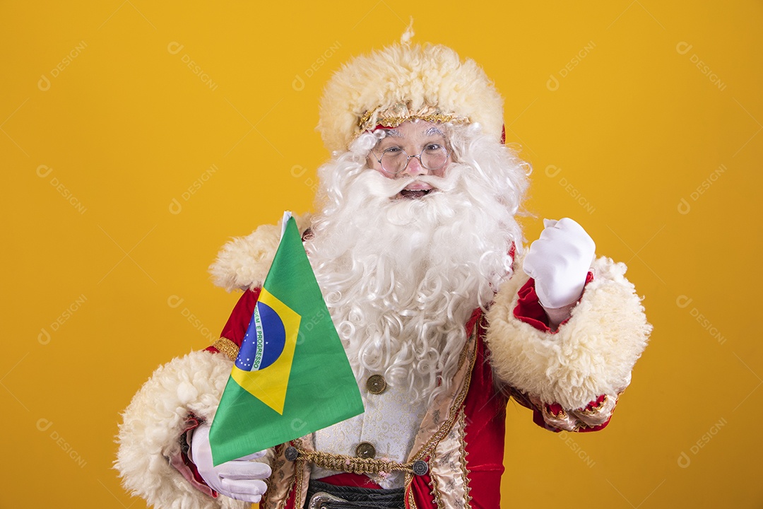 Papai Noel feliz e sorridente segurando bandeira da brasil Feliz Natal fundo isolado amarelo