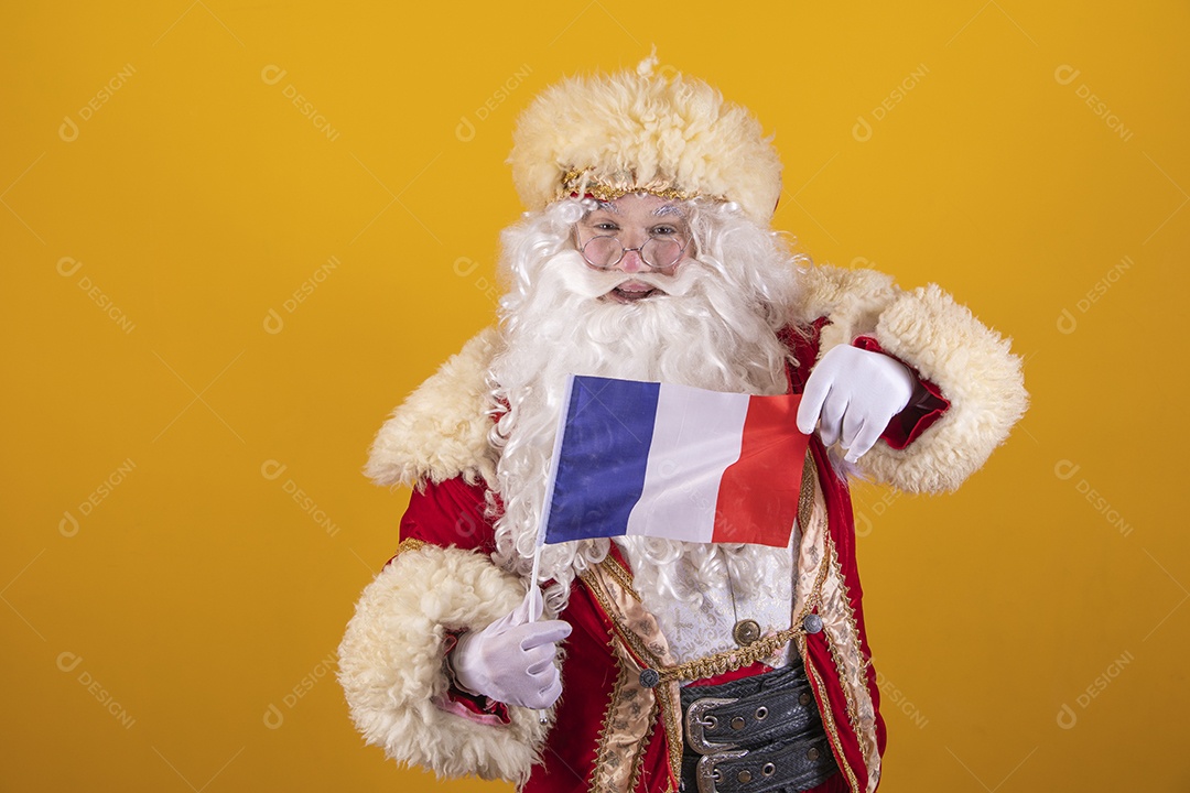 Papai Noel feliz e sorridente segurando bandeira da França Feliz Natal fundo isolado amarelo