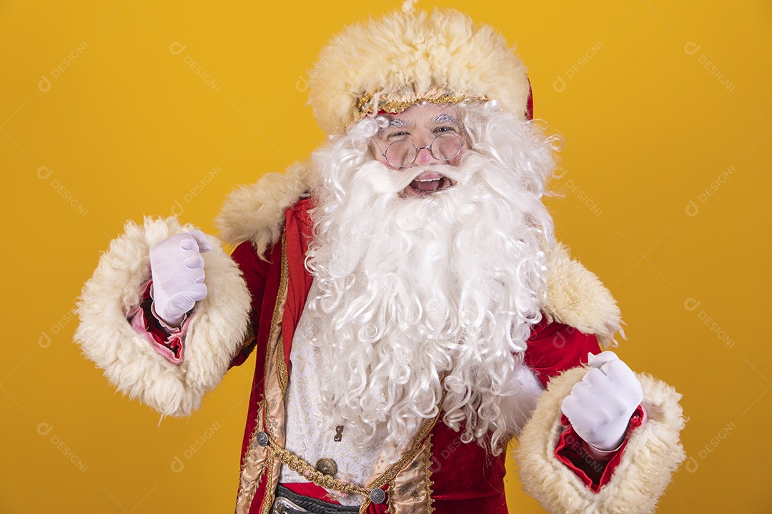 Papai Noel feliz e sorridente Feliz Natal fundo isolado amarelo