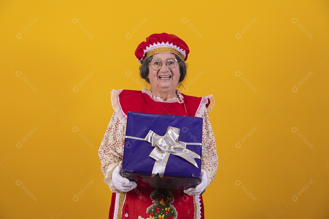 Mamãe Noel sorridente segurando presente sobre fundo isolado