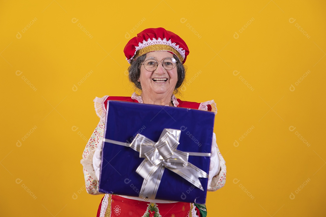 Mamãe Noel sorridente segurando presente sobre fundo isolado