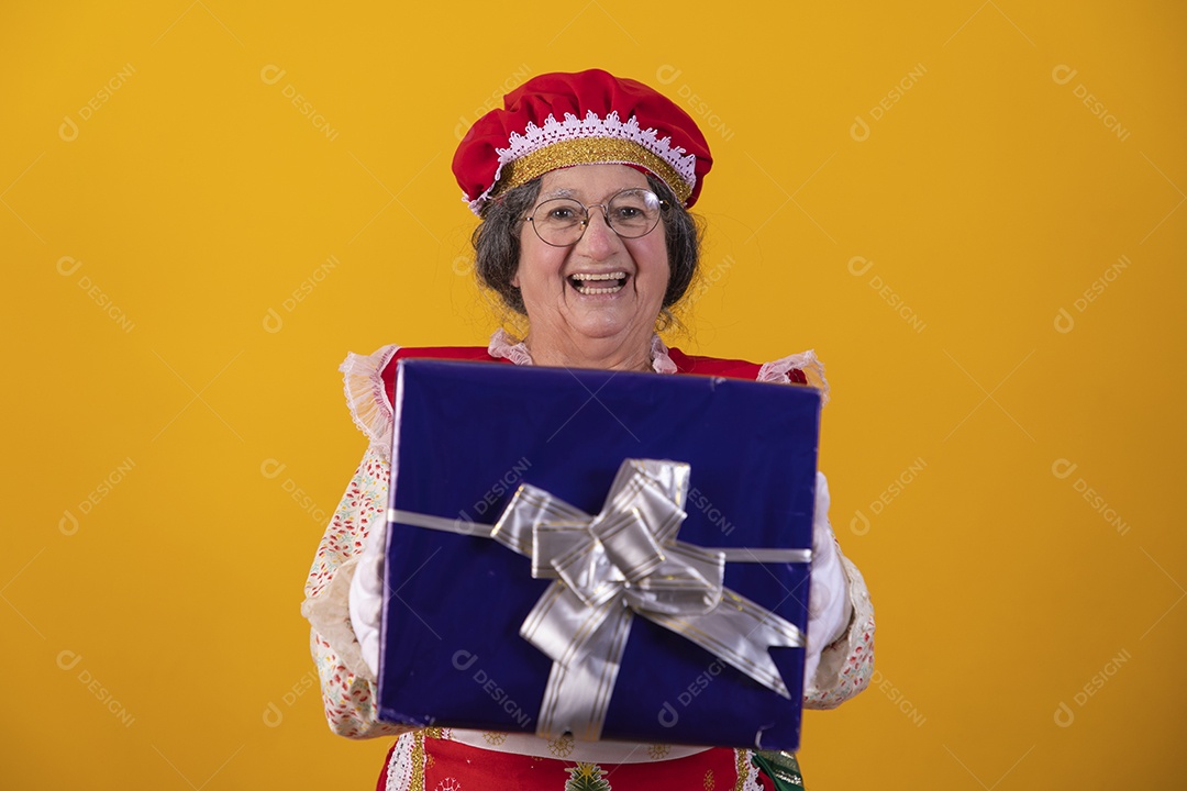 Mamãe Noel sorridente segurando caixa de presente sobre fundo isolado