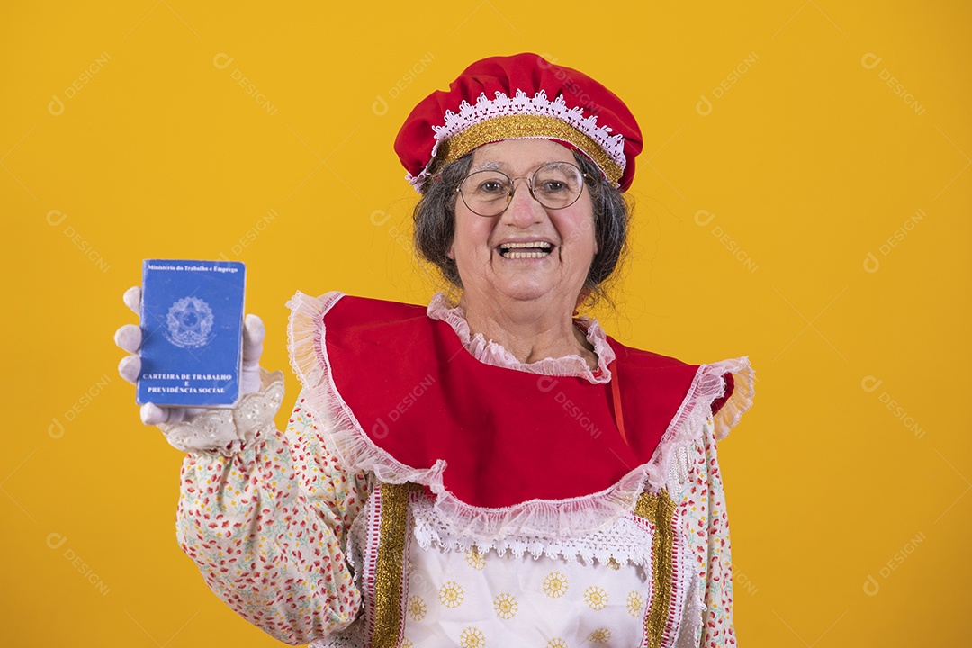 Mamãe Noel sorridente segurando passaporte sobre fundo isolado