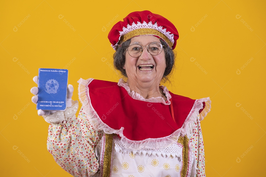 Mamãe Noel sorridente segurando carteira de trabalho Feliz Natal sobre fundo isolado