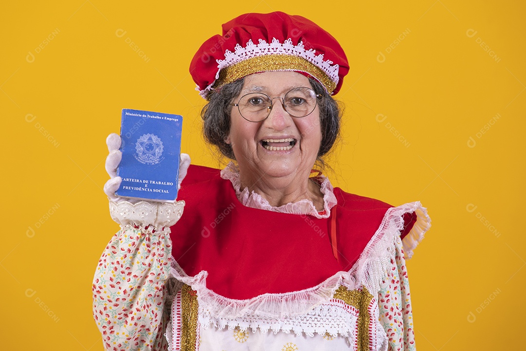 Mamãe Noel sorridente segurando carteira de trabalho Feliz Natal sobre fundo isolado