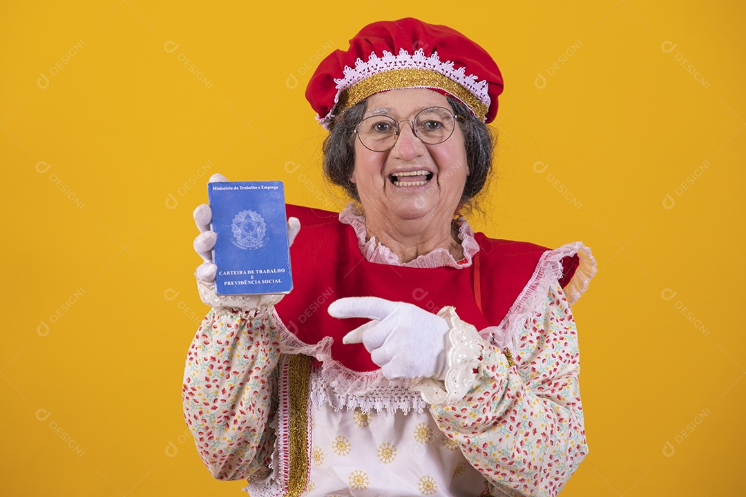 Mamãe Noel sorridente segurando carteira de trabalho Feliz Natal sobre fundo isolado