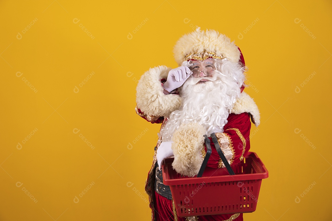 Papai Noel feliz e sorridente Feliz Natal fundo isolado amarelo