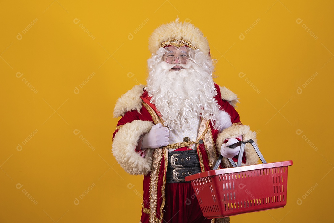 Papai Noel feliz e sorridente Feliz Natal fundo isolado amarelo