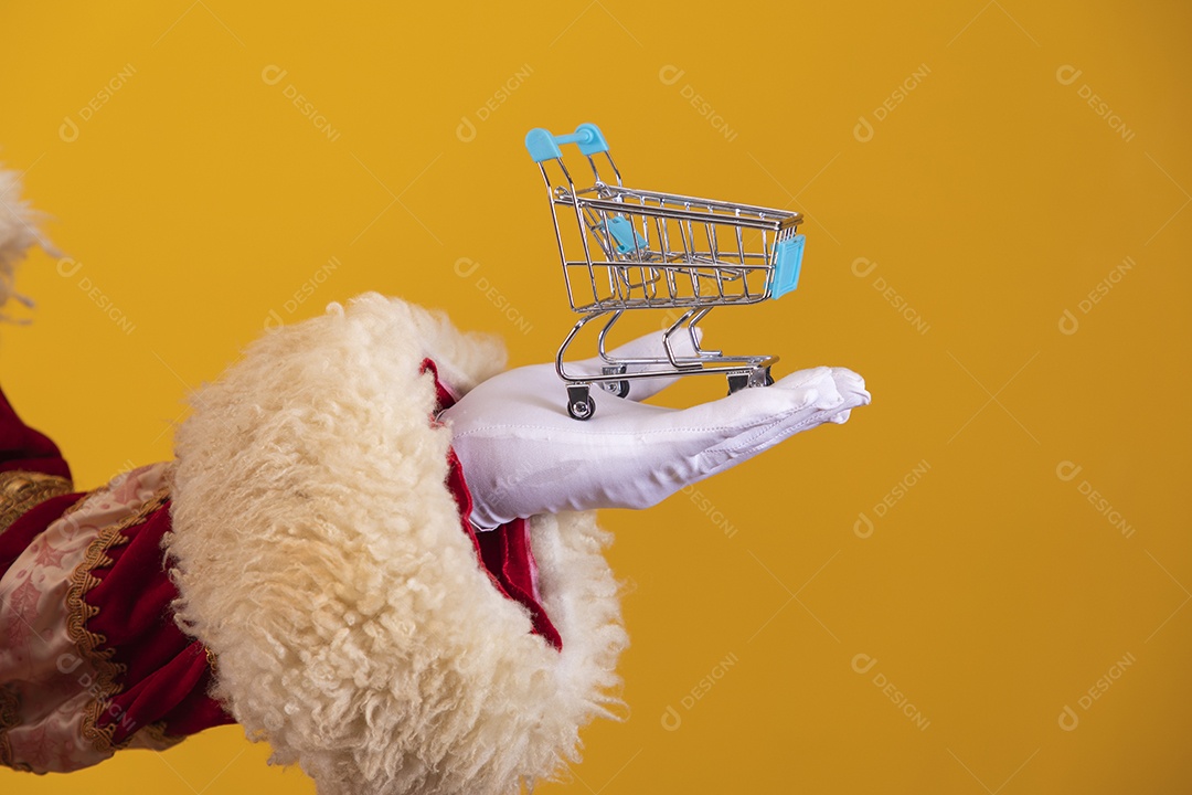 Mãos Papai Noel segurando carrinho de compras
