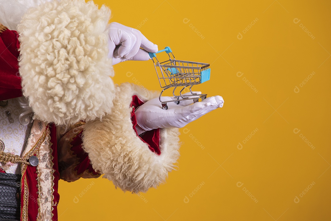 Mãos Papai Noel segurando carrinho de compras