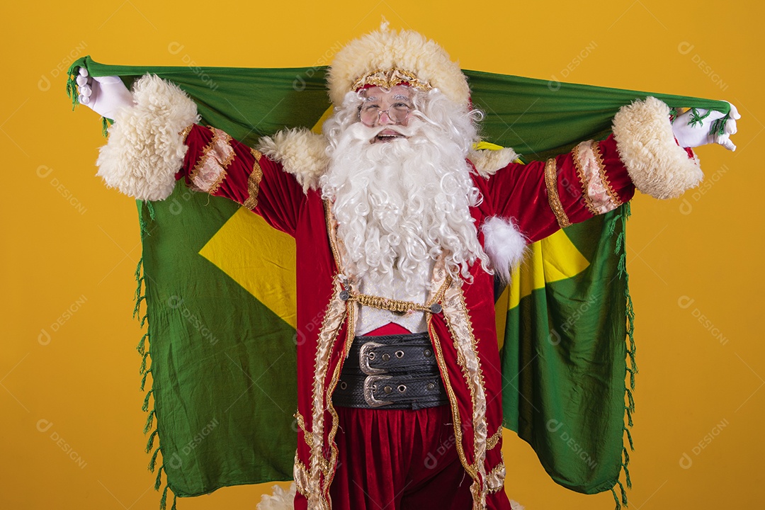 Papai Noel segurando bandeira brasileira torcendo para o brasil