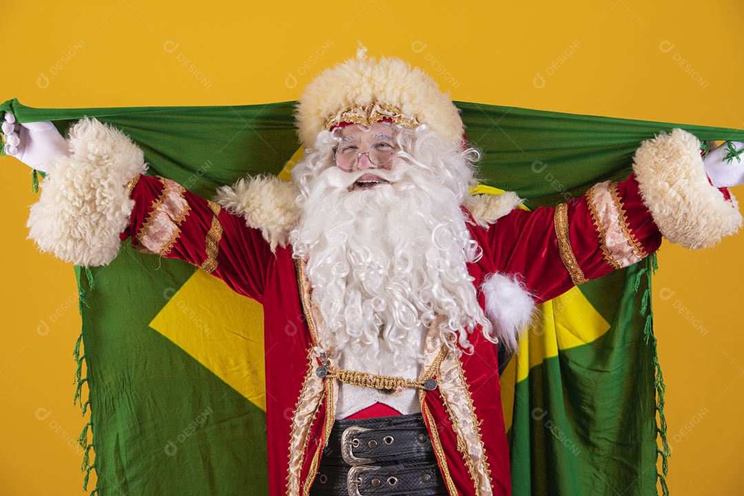 Papai Noel segurando bandeira brasileira torcendo para o brasil