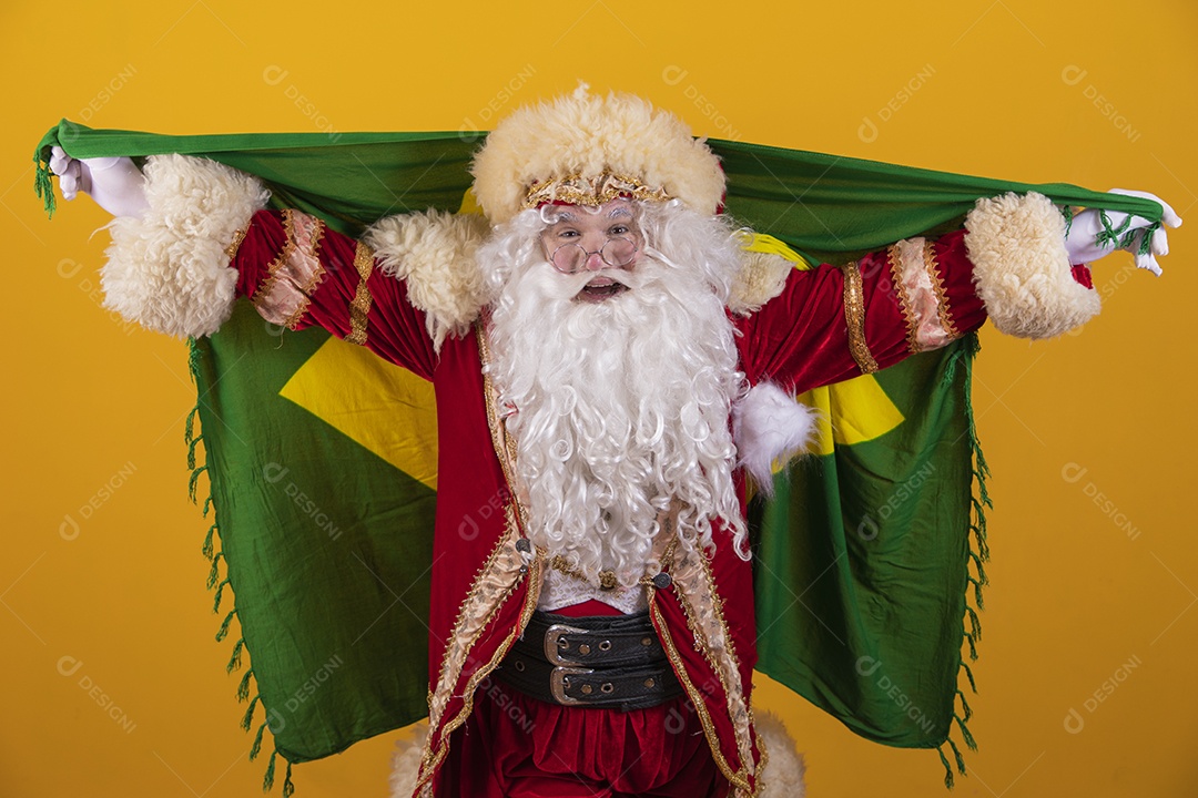 Papai Noel segurando bandeira brasileira torcendo para o brasil