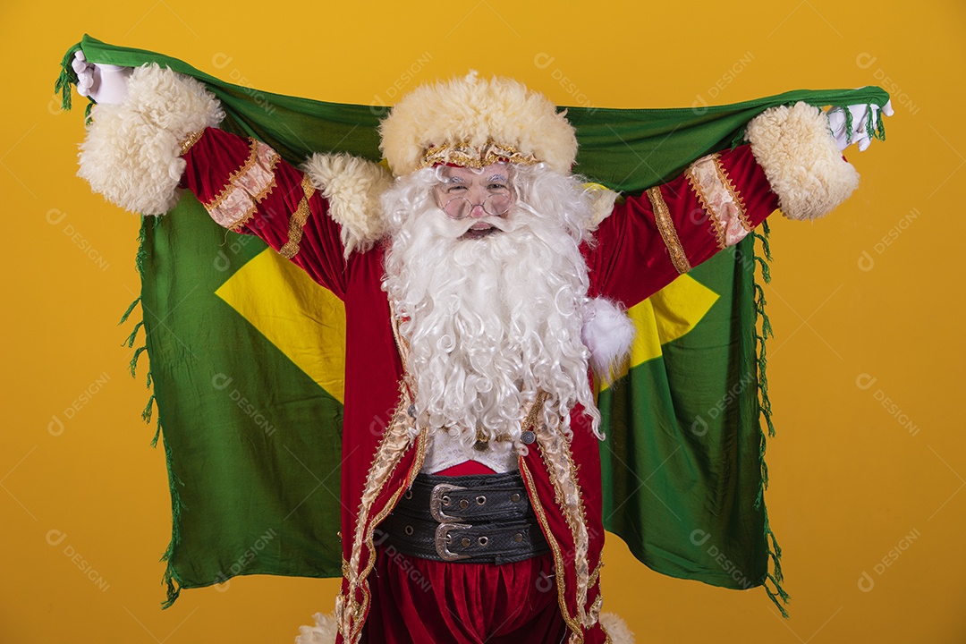 Papai Noel segurando bandeira brasileira torcendo para o brasil