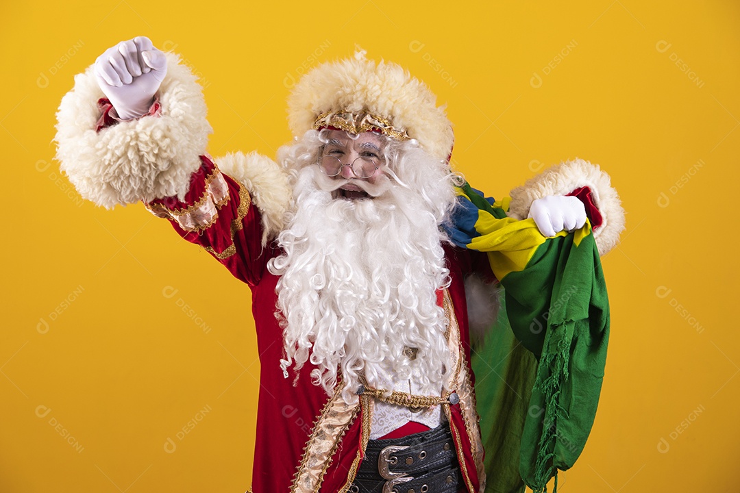Papai Noel segurando bandeira brasileira torcendo para o brasil