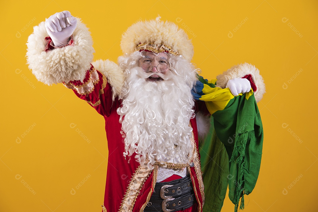 Papai Noel segurando bandeira brasileira torcendo para o brasil