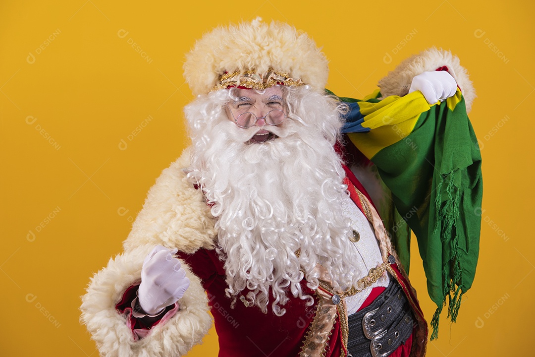 Papai Noel segurando bandeira brasileira torcendo para o brasil