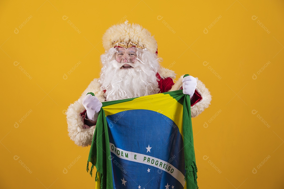 Papai Noel segurando bandeira brasileira torcendo para o brasil