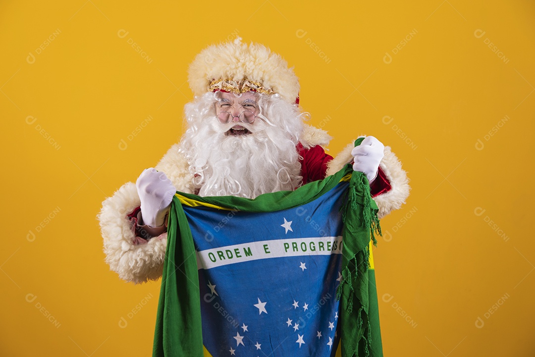 Papai Noel segurando bandeira brasileira torcendo para o brasil