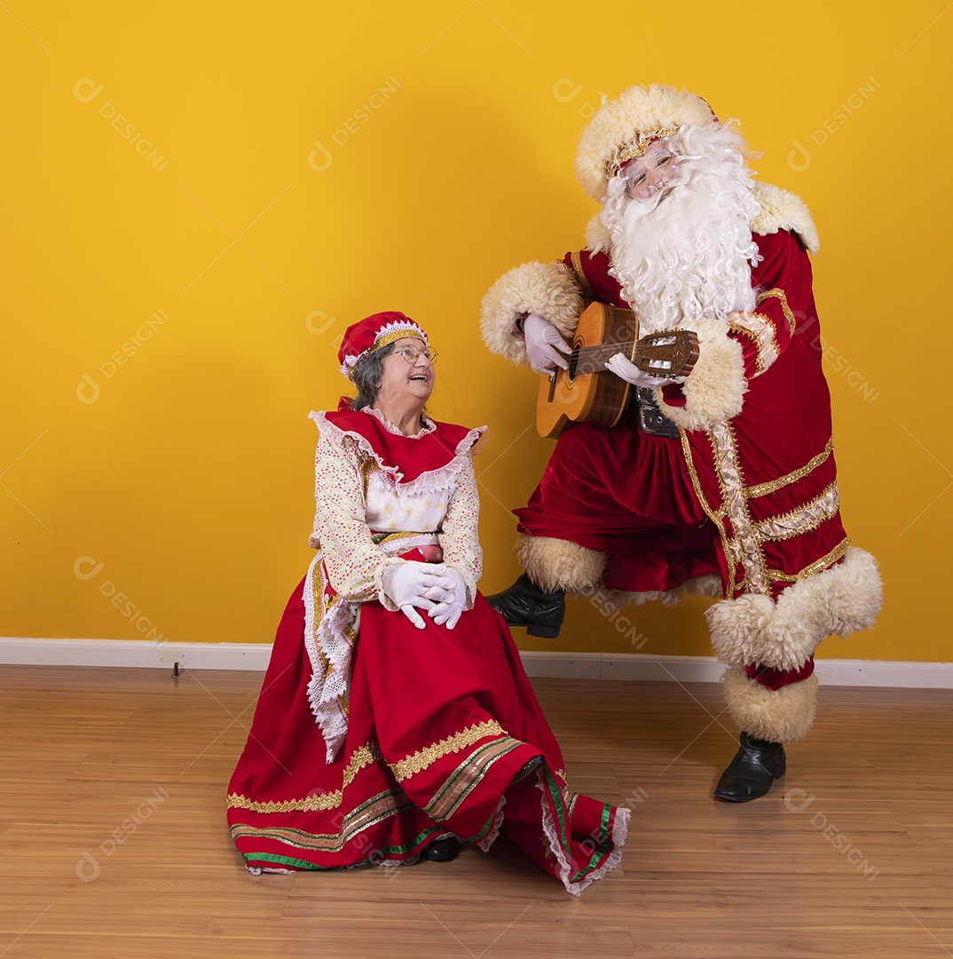 Papai Noel ao lado de Mamãe Noel sobre fundo isolado amarelo