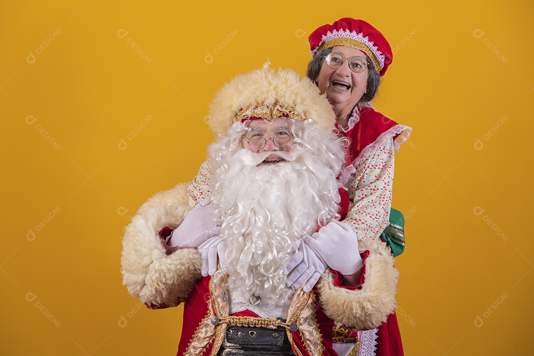 Papai Noel ao lado de Mamãe Noel sobre fundo isolado amarelo