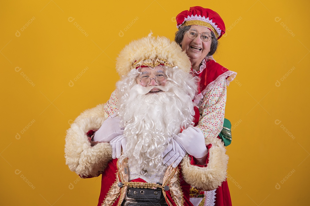 Papai Noel ao lado de Mamãe Noel sobre fundo isolado amarelo