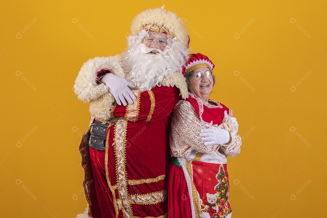 Papai Noel ao lado de Mamãe Noel sobre fundo isolado amarelo