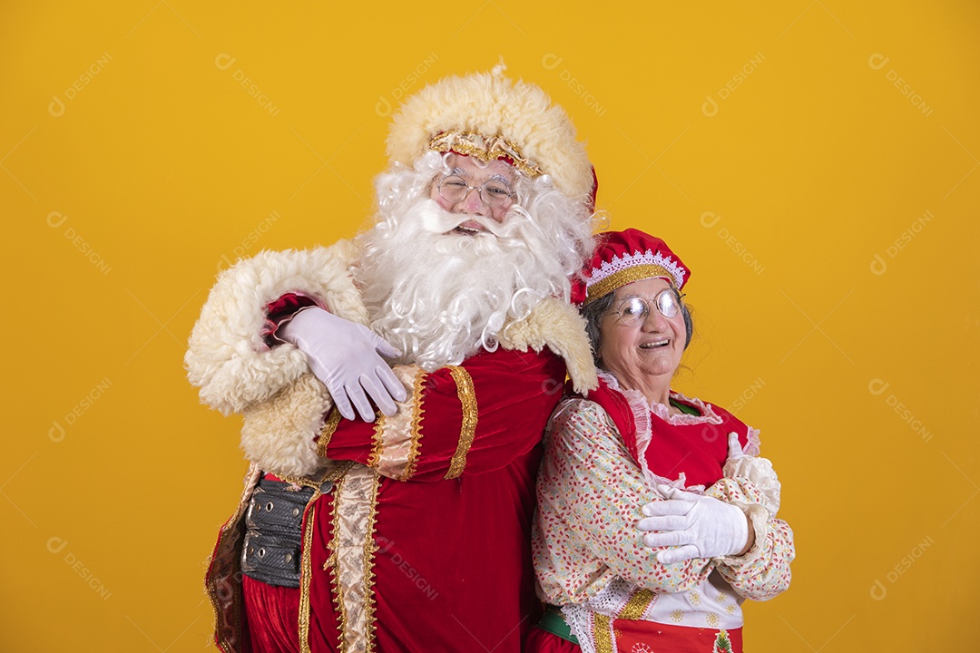 Papai Noel ao lado de Mamãe Noel sobre fundo isolado amarelo