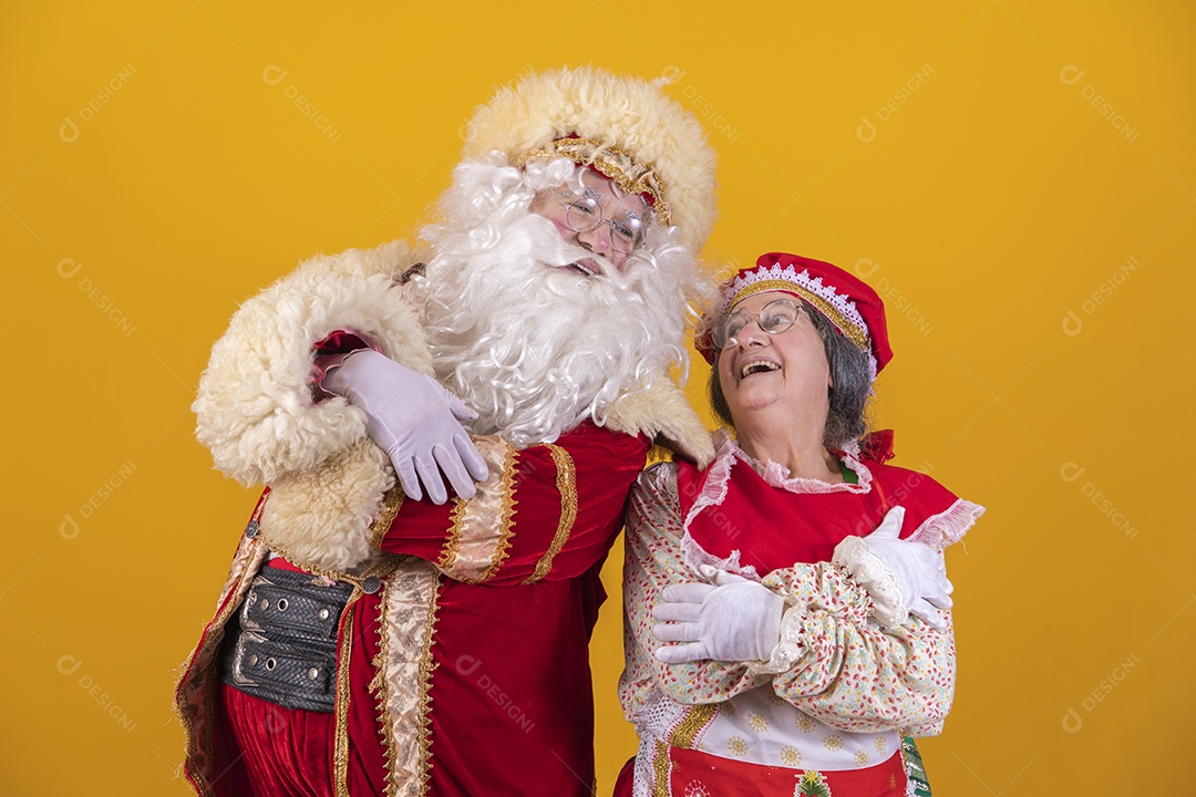 Papai Noel ao lado de Mamãe Noel sobre fundo isolado amarelo
