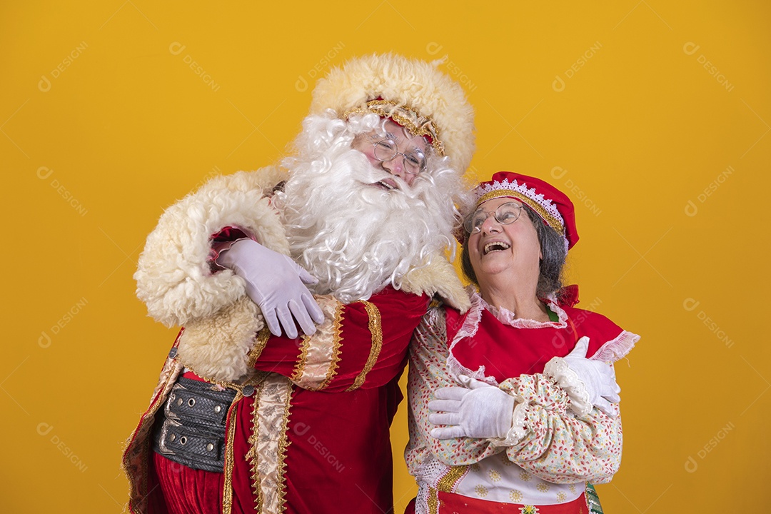 Papai Noel ao lado de Mamãe Noel sobre fundo isolado amarelo