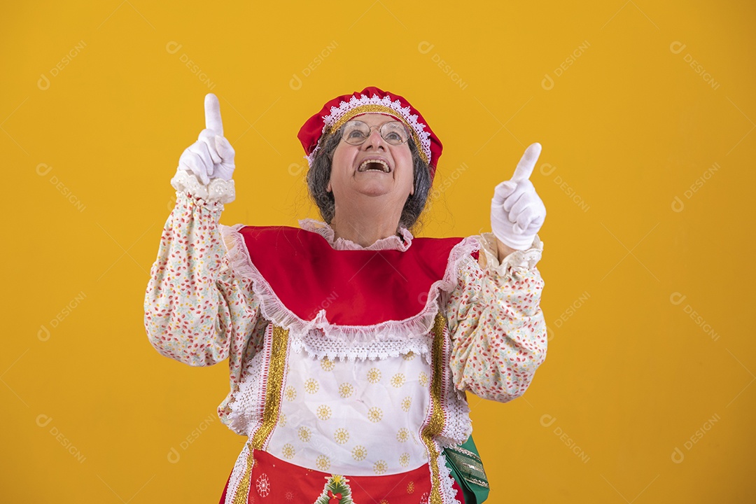 Mamãe Noel sorridente Feliz Natal sobre fundo isolado