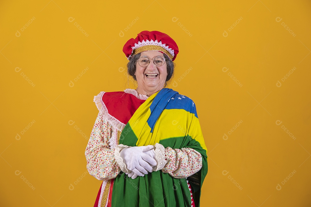 Mamãe Noel sorridente segurando bandeira brasileira Feliz Natal sobre fundo isolado