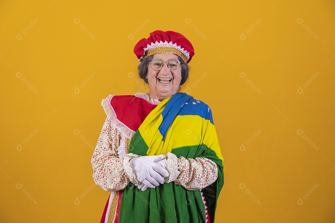 Mamãe Noel sorridente segurando bandeira brasileira Feliz Natal sobre fundo isolado