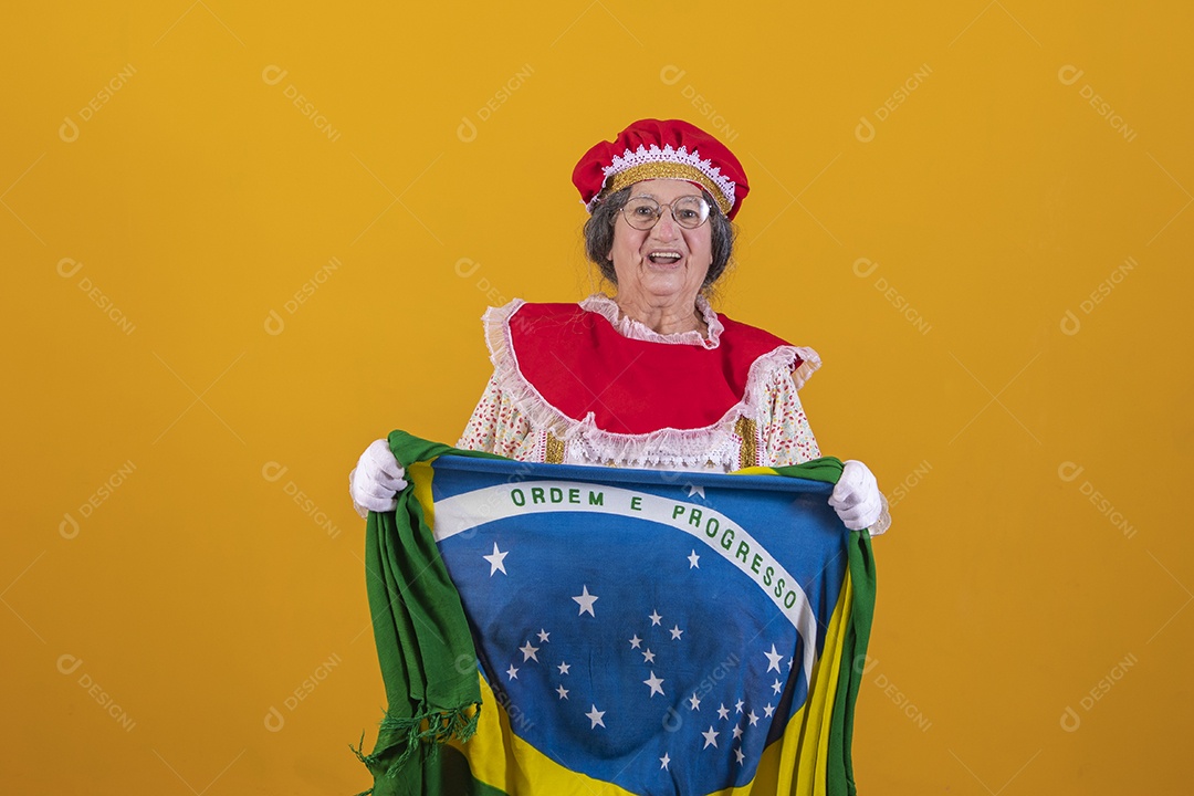 Mamãe Noel sorridente segurando bandeira brasileira Feliz Natal sobre fundo isolado