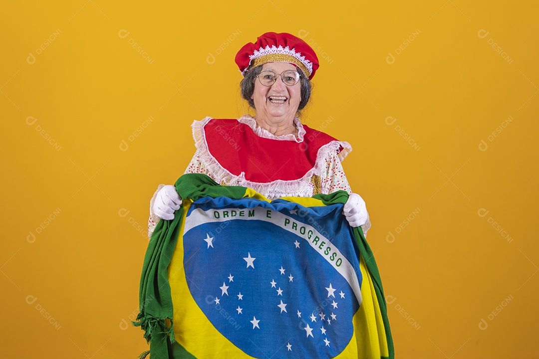 Mamãe Noel sorridente segurando bandeira brasileira Feliz Natal sobre fundo isolado