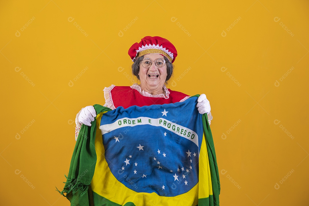 Mamãe Noel sorridente segurando bandeira brasileira Feliz Natal sobre fundo isolado