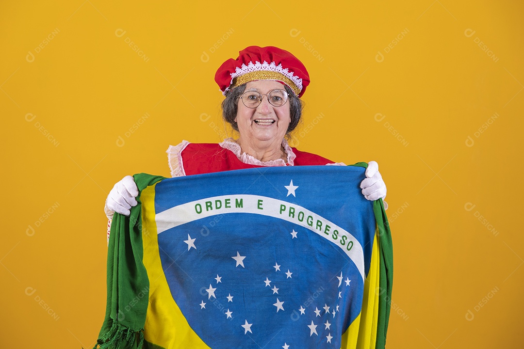 Mamãe Noel sorridente segurando bandeira brasileira Feliz Natal sobre fundo isolado