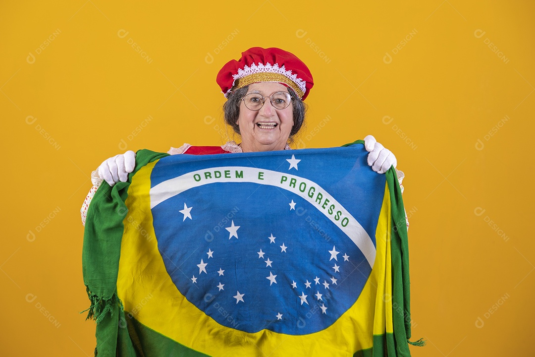 Mamãe Noel sorridente segurando bandeira brasileira Feliz Natal sobre fundo isolado