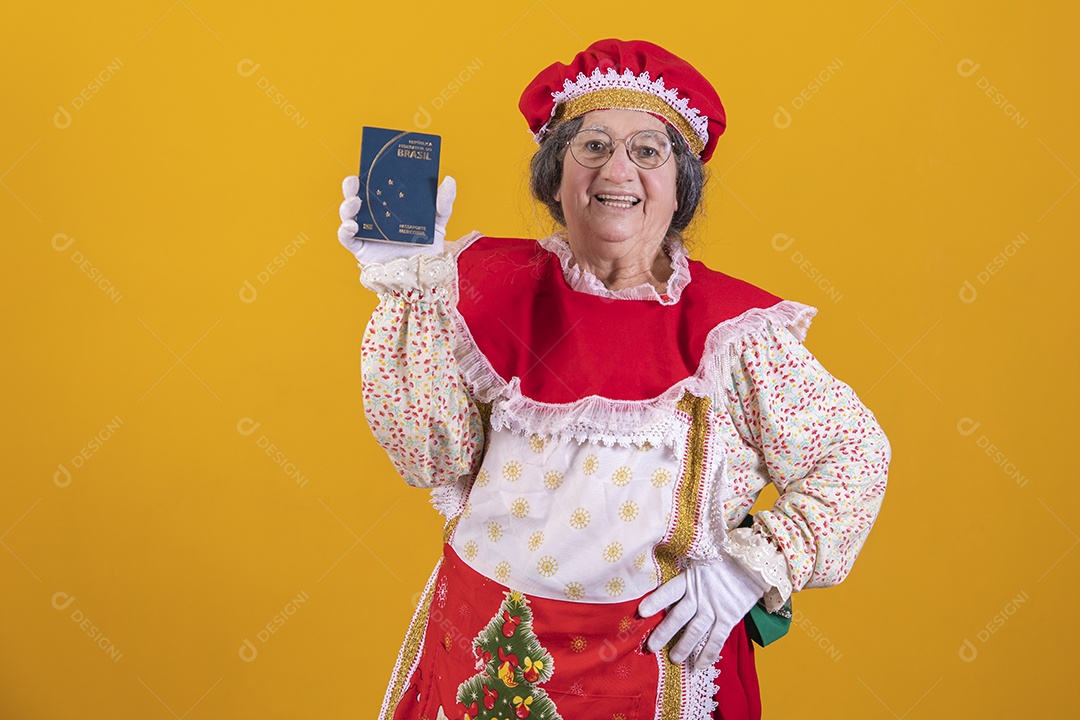 Mamãe Noel sorridente segurando documento passaporte Feliz Natal sobre fundo isolado