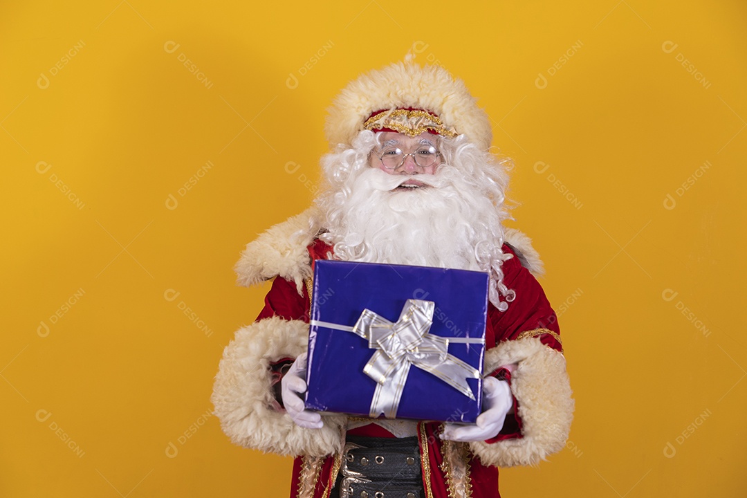 Papai Noel segurando presente sobre fundo isolado amarelo