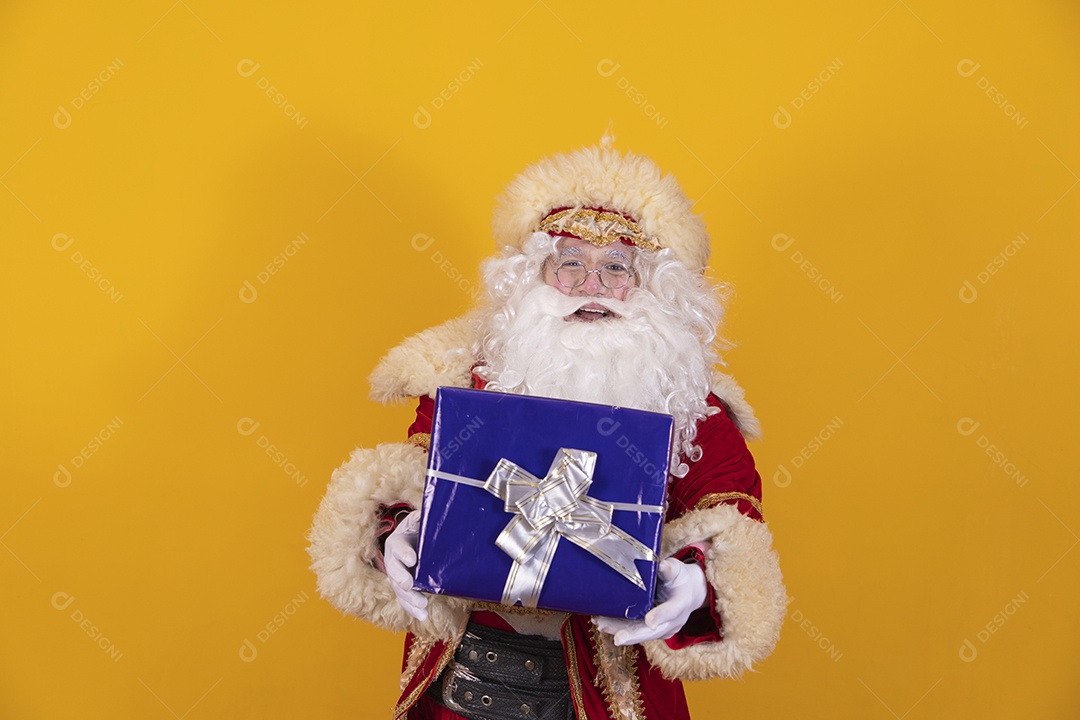 Papai Noel segurando presente sobre fundo isolado amarelo