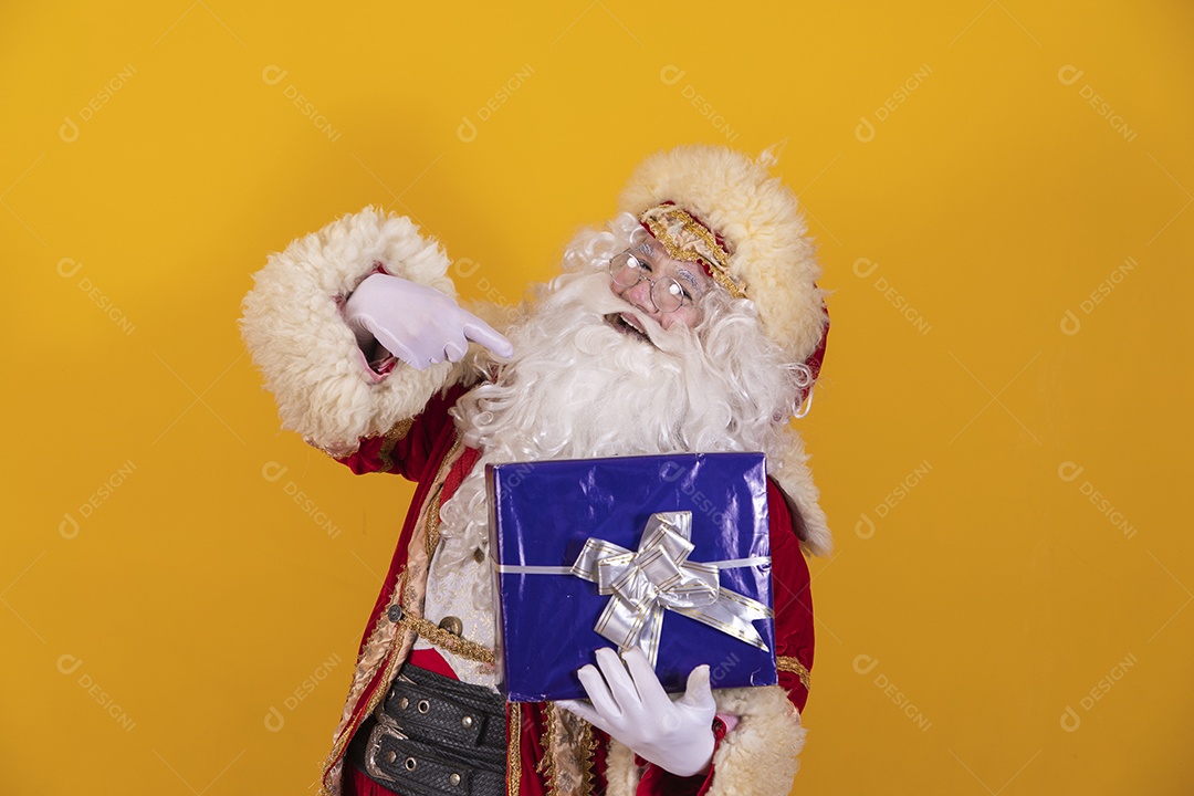 Papai Noel segurando presente sobre fundo isolado amarelo