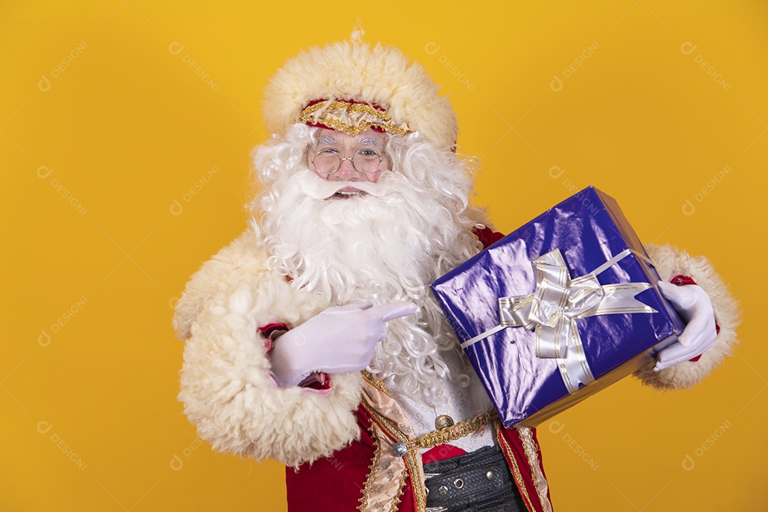 Papai Noel segurando presente sobre fundo isolado amarelo