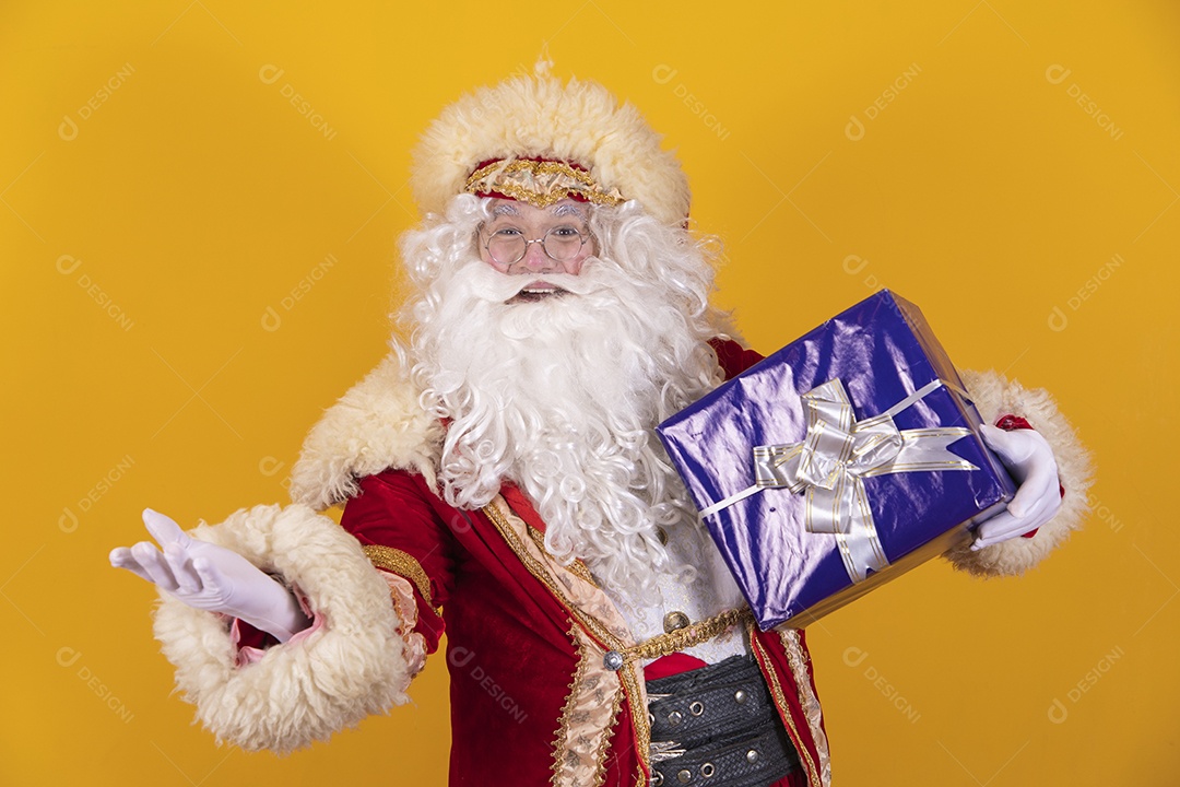 Papai Noel segurando presente sobre fundo isolado amarelo