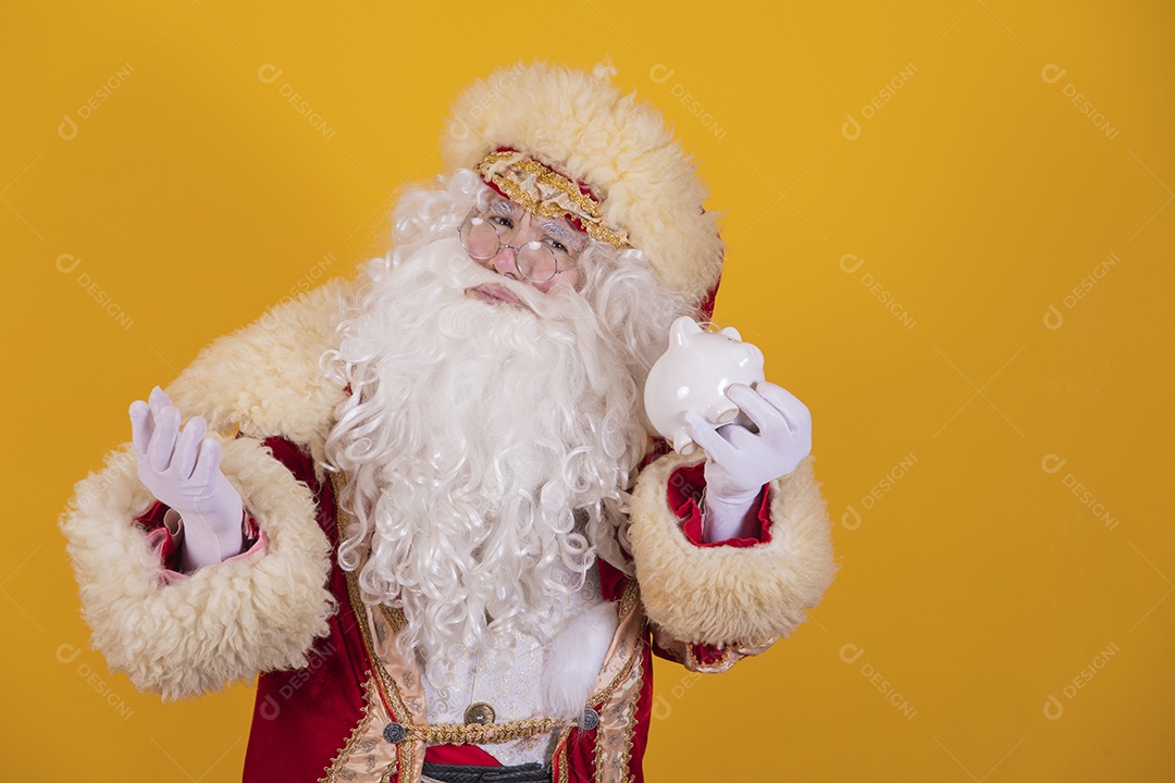 Papai Noel feliz e sorridente Feliz Natal fundo isolado amarelo