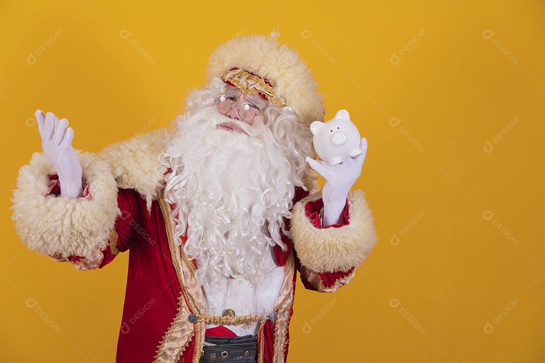 Papai Noel feliz e sorridente Feliz Natal fundo isolado amarelo