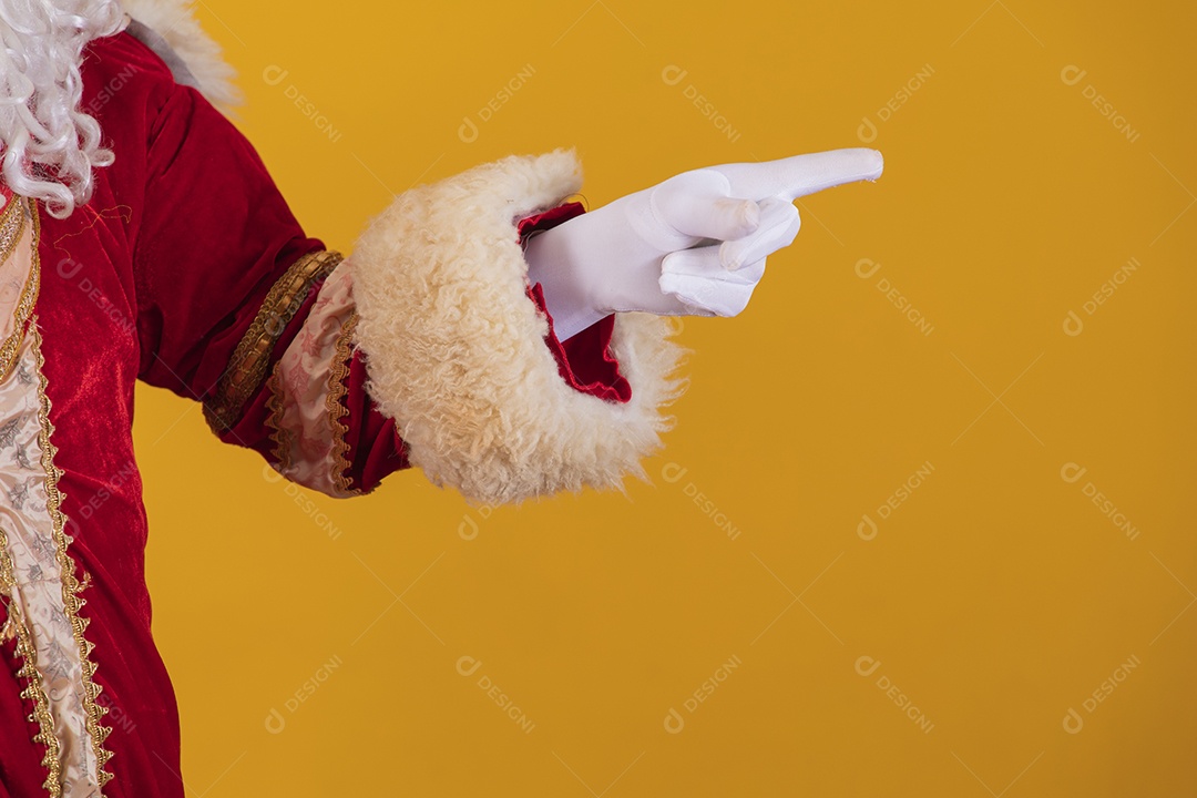 Mãos de um Papa Noel luvas brancas fundo isolado amarelo