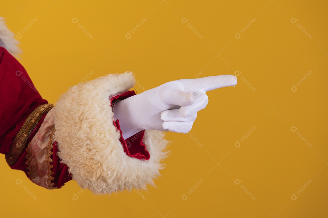 Mãos de um Papa Noel luvas brancas fundo isolado amarelo