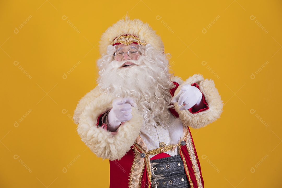 Papai Noel feliz e sorridente Feliz Natal fundo isolado amarelo