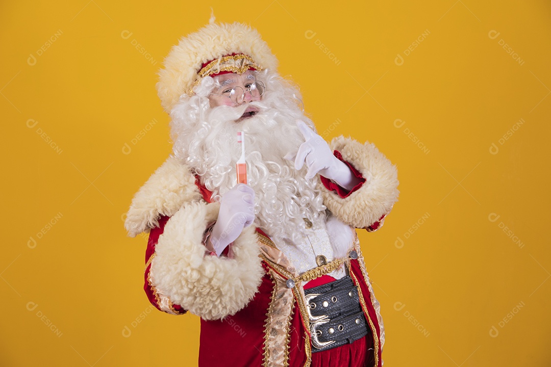 Papai Noel feliz e sorridente Feliz Natal fundo isolado amarelo